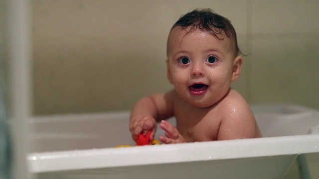 可爱的宝宝在浴缸里看着镜头微笑，感觉很开心视频素材