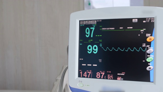 医院病人心脏监护仪视频素材