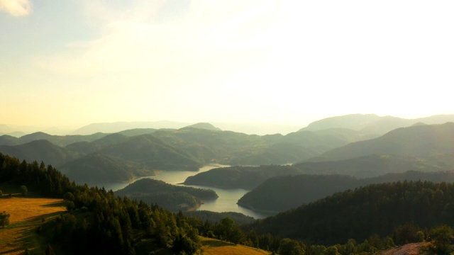从塞尔维亚的塔拉山看佩鲁恰克湖和德里纳河视频素材