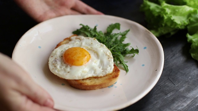 煎蛋吐司早餐在白色盘子煎蛋食物背景俯视图拷贝空间吃有机健康生视频素材