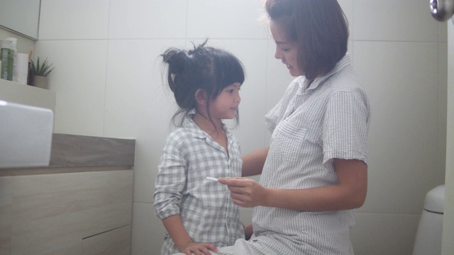 亚洲妇女检查怀孕测试。视频素材