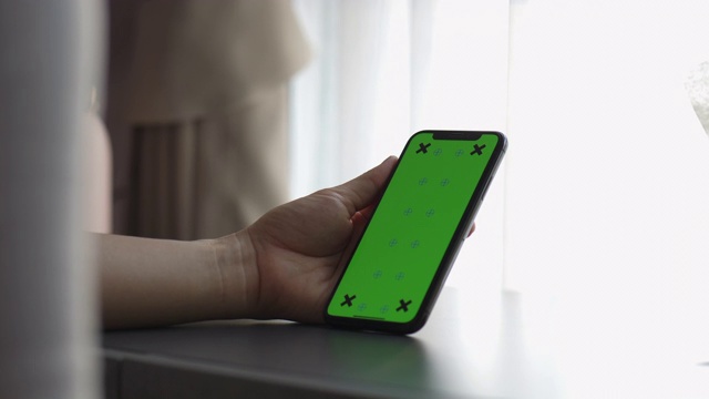 手握色键绿色屏幕的特写视频素材