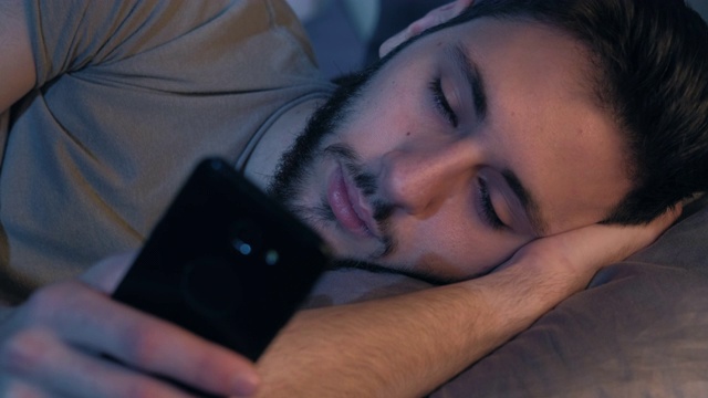 晚上上网成瘾昏昏欲睡的男人电话视频素材