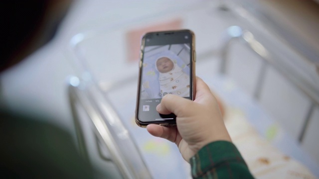 母亲在医院给他的新生儿拍照视频素材