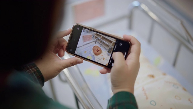 母亲在医院给他的新生儿拍照视频素材