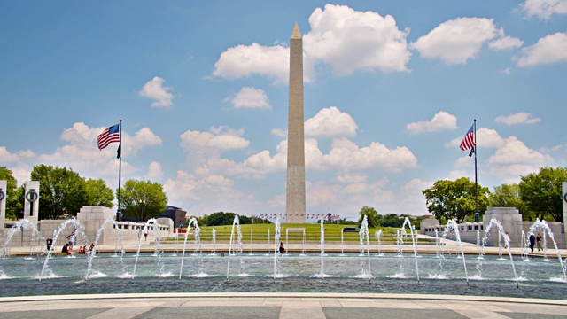 二战纪念馆。华盛顿纪念碑。美国国旗视频素材