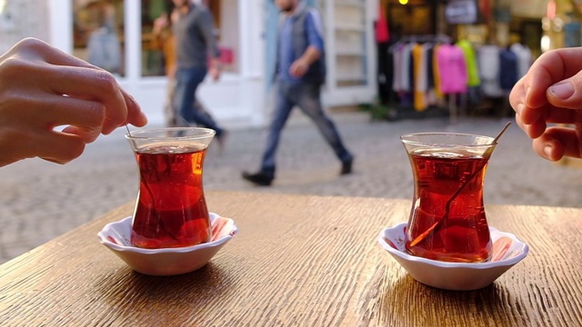 用勺子在一杯土耳其茶中慢动作搅拌糖视频素材
