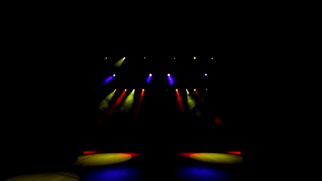 明亮的舞台灯光。多色音乐会灯光的镜头。视频素材