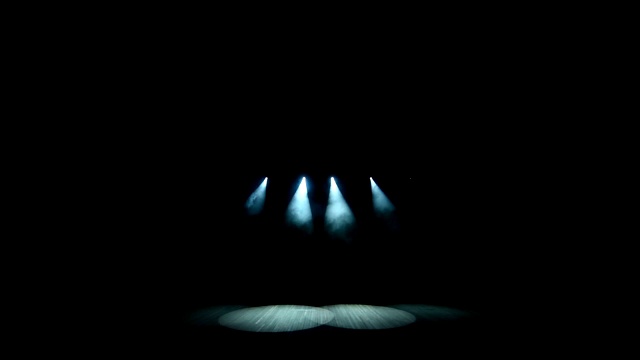 明亮的舞台灯光闪烁。照明设备。舞台上的烟雾。视频素材