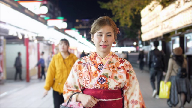 晚上在步行街的日本妇女和服视频下载