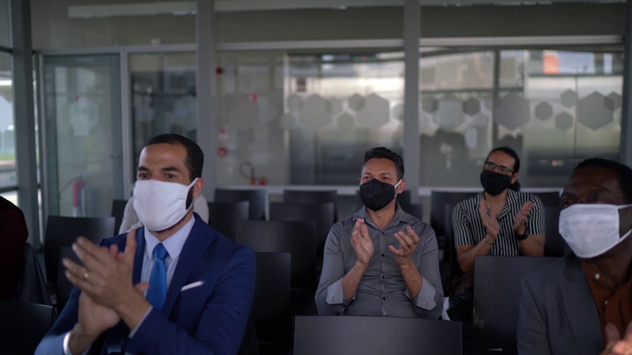 商务人士参加研讨会时要保持社交距离，戴上口罩视频下载