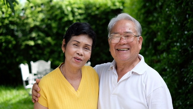 描绘快乐的亚洲老年夫妇在家里微笑和大笑视频素材