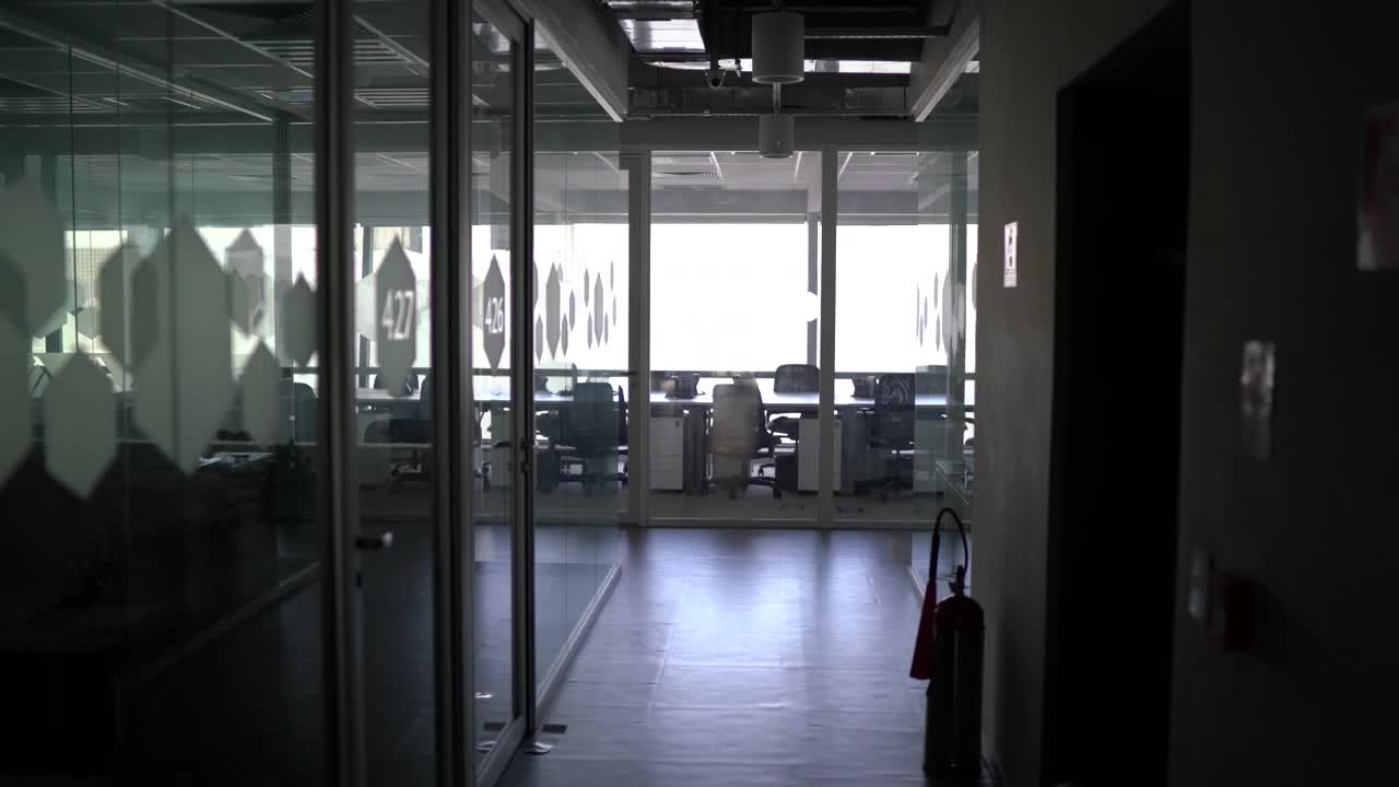 现代办公室内部空无一人视频素材