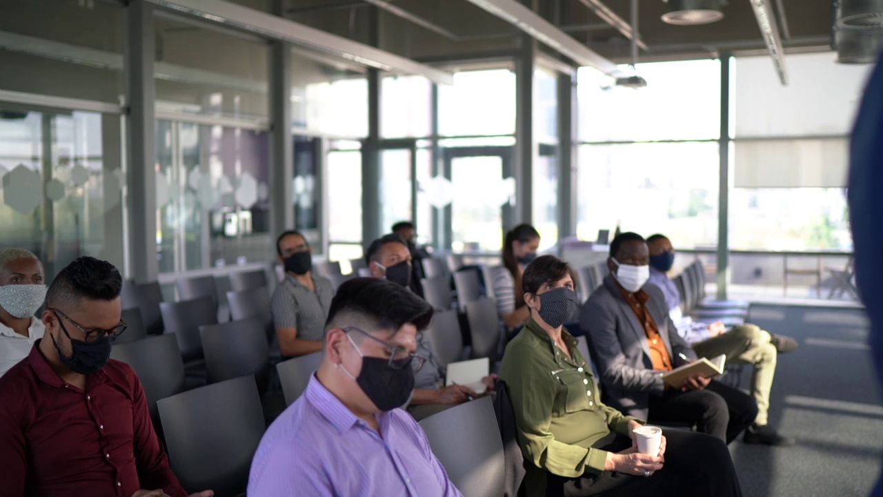 商务人士参加研讨会时要保持社交距离，戴上口罩视频素材