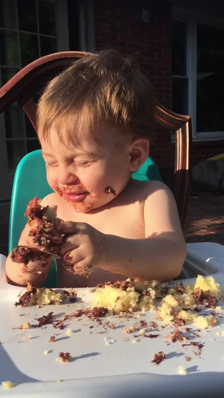 调皮的宝宝在惊喜生日派对上破坏一块生日蛋糕(音频)视频素材