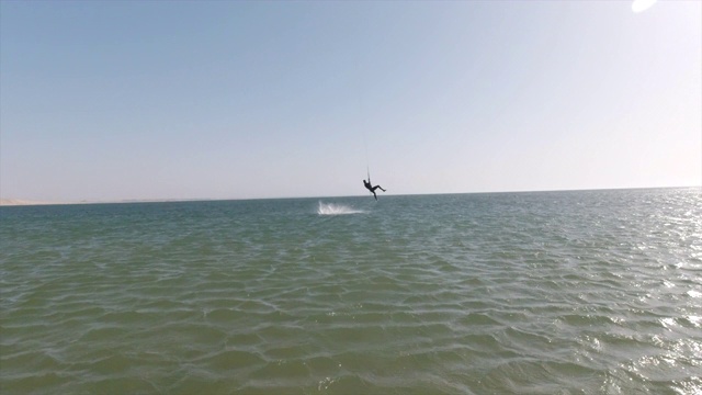 跟踪拍摄的男子风筝滑板上的一个海滩附近的风筝板。视频下载