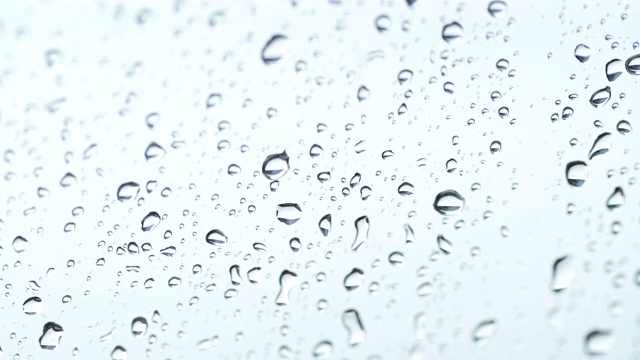 雨滴落在窗玻璃上视频素材