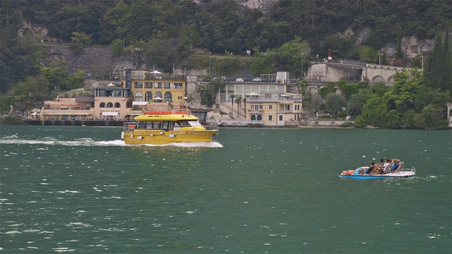 水上游船苏加尔达湖，里瓦加尔达湖。意大利视频下载