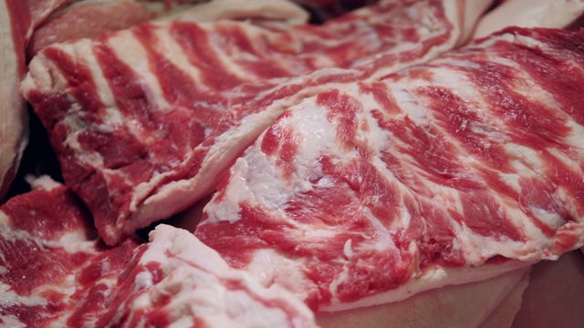 肋排上的生肉块放在一起。食品厂、鲜肉加工厂。视频下载