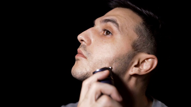 男人刮胡子和修剪鬓角。剃须概念视频下载
