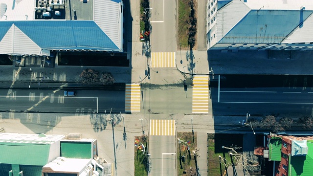 俯视图的城市交叉口在一个空的城市视频下载