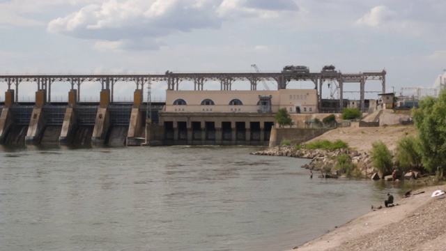 德涅斯特河沿岸摩尔多瓦杜波萨拉的水电站视频素材