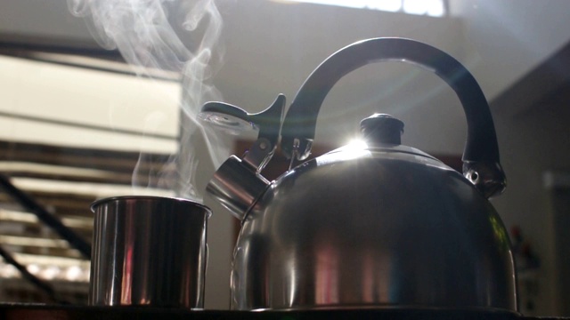 热水壶和茶杯视频下载