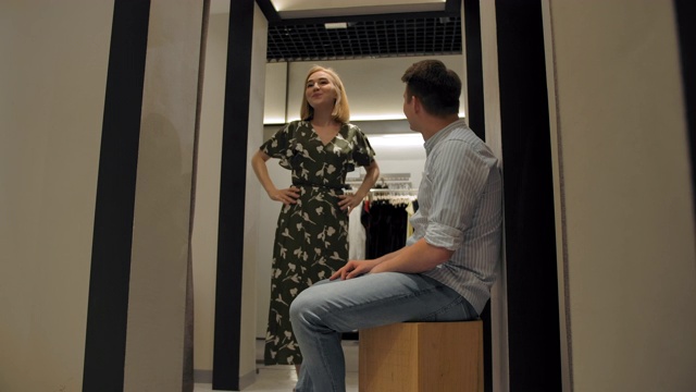 一个年轻人在试衣间等他的女朋友系新衣服视频下载