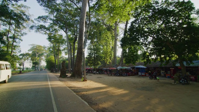 慢镜头60帧/秒，穿越柬埔寨暹粒吴哥城的树木和街头小吃店视频下载