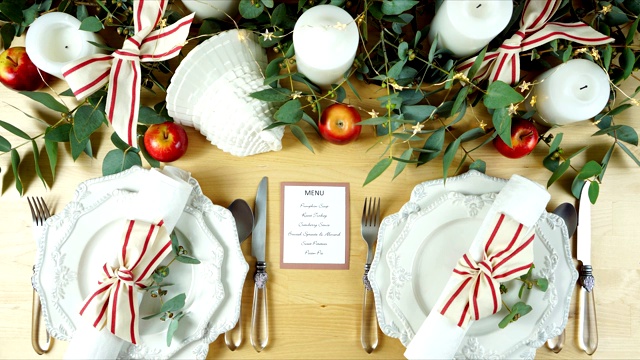 感恩现代高雅的红白餐桌设置平铺定格动作。视频素材