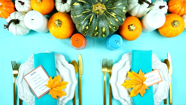 感恩现代高雅的红白餐桌设置平铺定格动作。视频素材