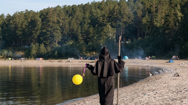 死神带着气球在游客帐篷附近行走视频素材