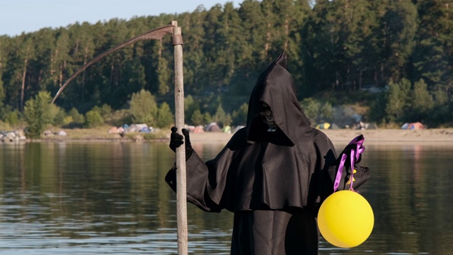 带着气球的死神在湖边行走视频素材