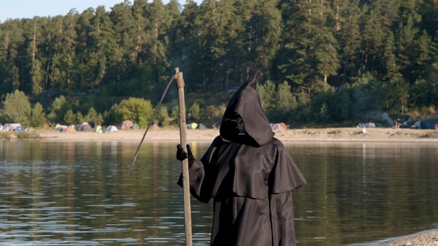 带着大镰刀的死神在湖边行走视频素材