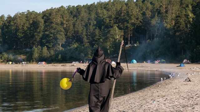带着气球的死神在湖边散步视频素材