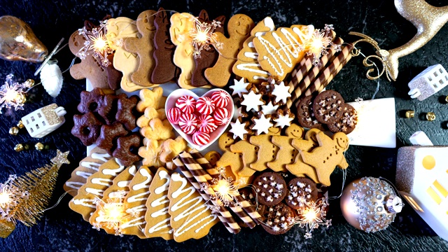 有姜饼、巧克力和酥饼的圣诞熟食板。视频素材