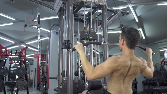 运动员在健身房里锻炼身体视频下载
