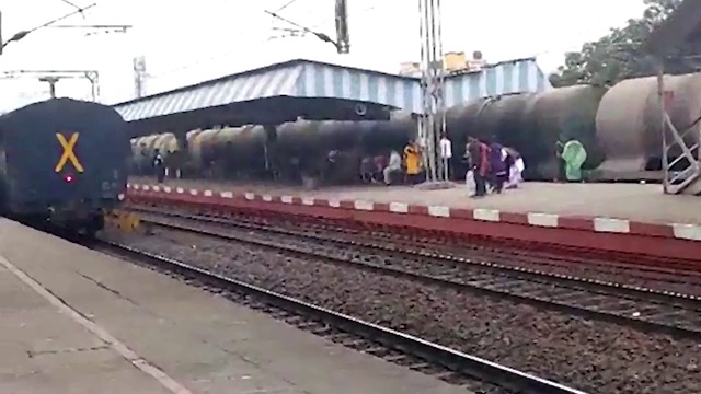高速科罗曼德尔特快城际列车印度铁路的特快旗舰列车通过郊区火车站枢纽站台视频素材