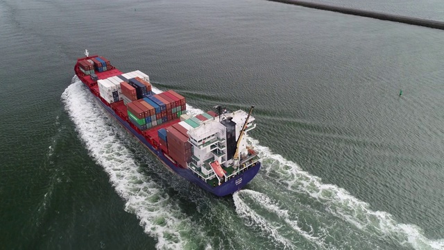 用无人机拍摄在荷兰鹿特丹海峡航行的集装箱船视频素材