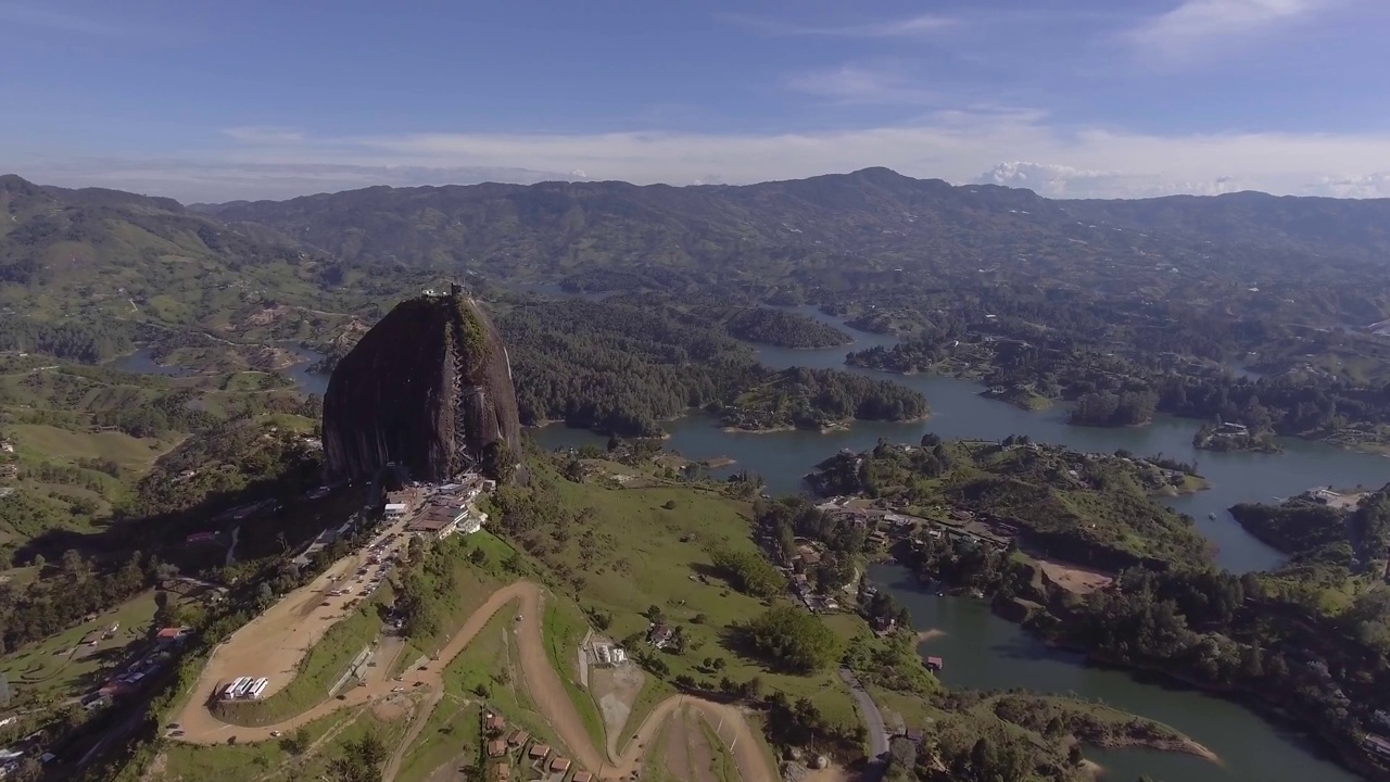 石头，Guatapé Peñol和环绕它的小山丘的斜坡，看起来像岛屿。视频下载