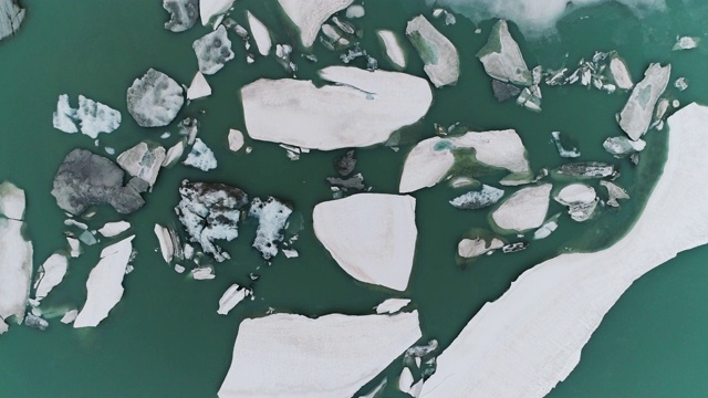 漂浮在融水中的冰山从上方拍摄，瑞士视频素材