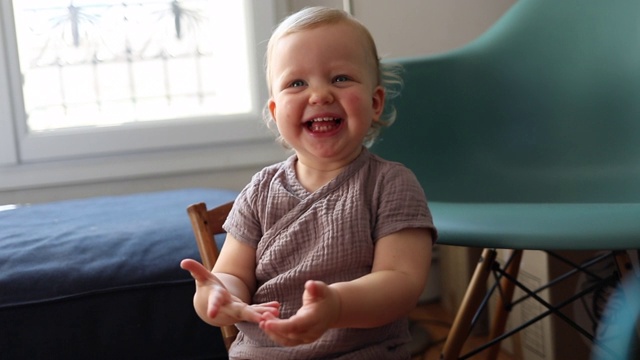 一个18个月大的婴儿在家里笑着鼓掌视频下载