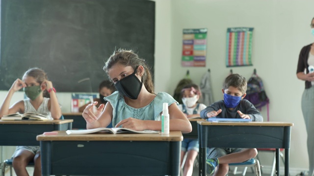 小学生在教室里戴着口罩视频素材
