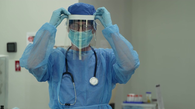 女性医疗专业人员在医院设置个人防护装备视频下载