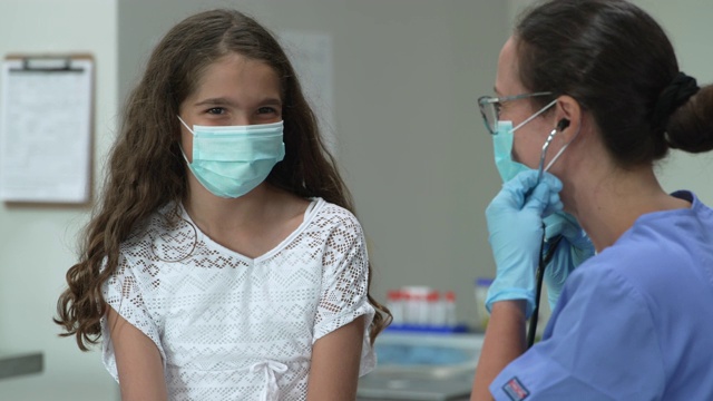 12岁女孩在医生预约时戴着防护口罩视频下载