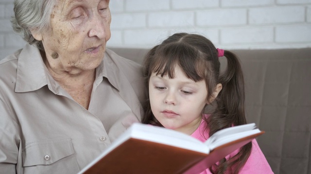 祖母给孙女读书。视频素材