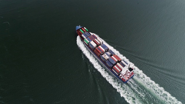 向下倾斜，航拍跟踪一艘集装箱船，荷兰鹿特丹视频下载