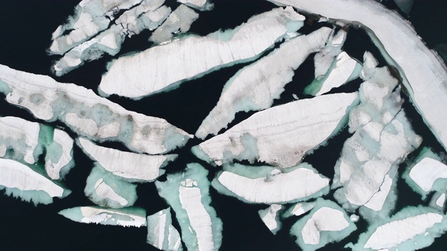瑞士一架无人机俯瞰湖面上漂浮的冰山视频素材