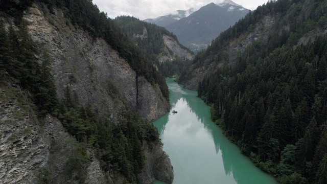 倾斜无人机拍摄的山谷和冰川河，瑞士阿尔瓦舍因视频素材