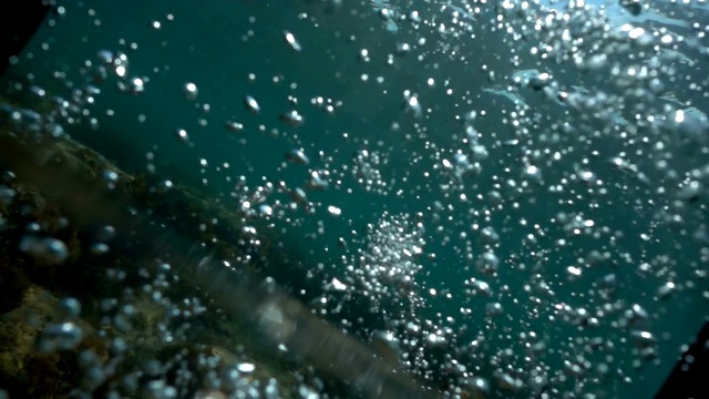 大海上的波浪。摄像机在水下。视频素材